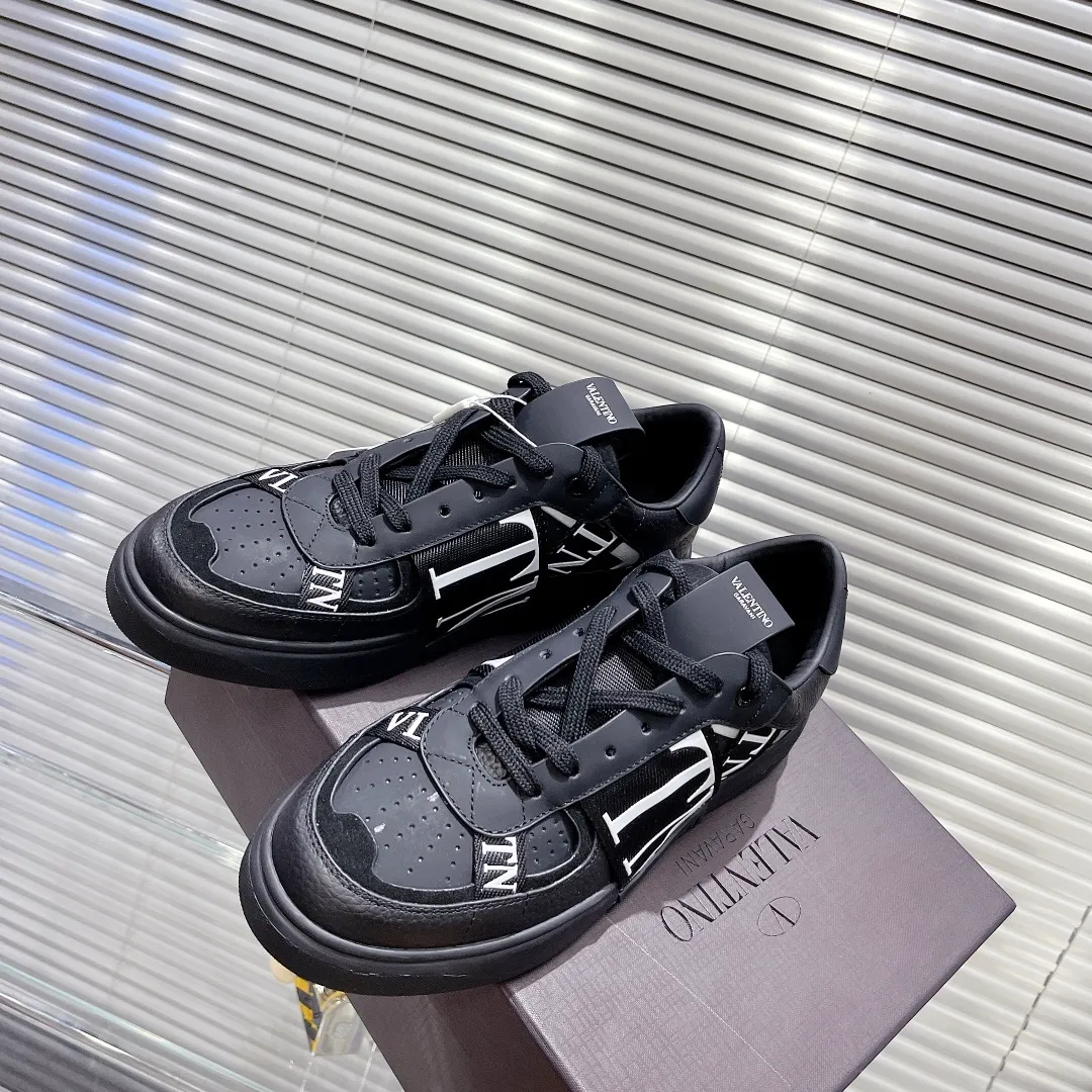 👟👟Ex-factory price 600👟👟 Valentino ONE STUD calfskin lace-up sneakers. Soft suede low-top sneakers, classic and versatile, couple's sneakers, special goods, worth buying! A pair of simple shoes with unique details will save you from the difficulty of dressing. OneStud sneakers, with quilted plaid and oversized rivets, create an eye-catching punk style and get rid of the heavy feeling of this season's clothing. Upraise calfskin derby shoes, with exquisite leather construction and simple silhouette, and smooth lines set the tone of coolness, are a versatile item in the wardrobe. There are more Valentino boutique shoes waiting for you to unlock! It’s time to get the shoes you’ve been coveting for a long time! Officially on sale 7,+++ - Seven straps, decorated with metallic rubber effect. Decoration on the back and tongue. Size 35-44.